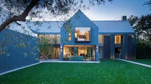 IN BLOOM ON BUDDLEA DR. | SANDY SPLIT-LEVEL